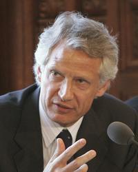 Villepin descarta dimitir y denuncia un linchamiento contra su persona 