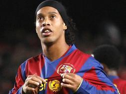 Ronaldinho le hace la pelota a Berlusconi