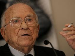 Santiago Carrillo, ingresado en el Hospital Clnico de Madrid