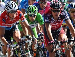 Schleck se enfunda el maillot amarillo en la primera etapa alpina