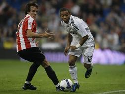 Higuan tumba al Athletic en un duelo con polmica