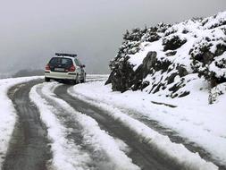 Cuatro carreteras y tres puertos cerrados por la nieve