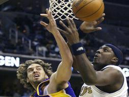 Bryant no brill, pero salv a Los Lakers