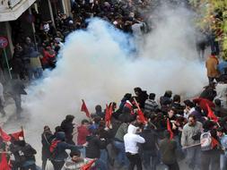 Los manifestantes se preparan para salir a la calle en la tercera jornada de protestas apoyados por la oposicin 