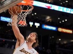 Gasol y Bryant apagan el fuego de los Celtics 