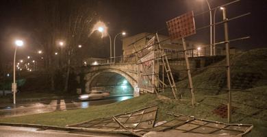 La llegada del cicln deja cortes en carreteras y vas en la cornisa cantabrica