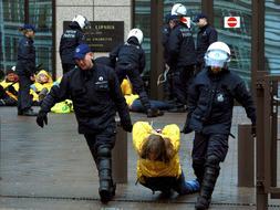 La Polica desaloja a los activistas de Greenpeace que protestaban frente al Consejo de la UE