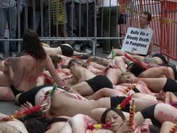 Varias decenas de defensores de los animales protestan desnudos en Times Square contra Sanfermines