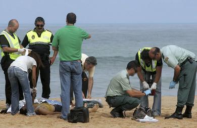 Localizado un octavo cadver de la patera que naufrag ayer en Barbate, un menor marroqu