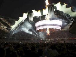 U2 aterriza con su nave espacial en el Camp Nou ante 90.000 'terrcolas' entregados a su msica