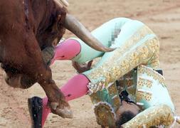 Aparatosa cogida de 'El Cid' en Pamplona