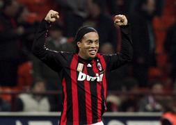 Berlusconi hace prometer a Ronaldinho que se comportar como un profesional