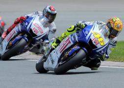 Nuevo reto Rossi y Lorenzo en el adis de Donington Park