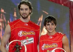 Pau Gasol y Ricky Rubio reciben los premios como los mejores jugadores de Europa