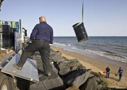 Los ecologstas denuncian que el vertido de Cepsa llega a las playas de Doana