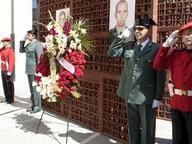 El Parlamento vasco homenajea a Carlos Senz de Tejada y Diego Salv con una ofrenda floral