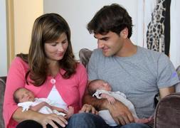 Federer presenta a sus hijas gemelas