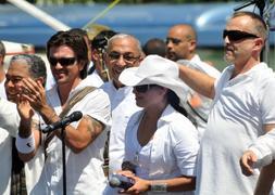 Una trrida Habana vestida de blanco se moviliza para el concierto de Juanes