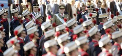 Los Reyes presiden un desfile militar marcado por los abucheos a Zapatero