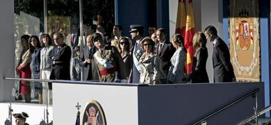 Los Reyes presiden un desfile militar marcado por los abucheos a Zapatero