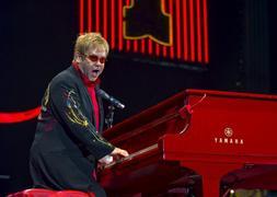 Elton John llena de pop multicolor Barcelona