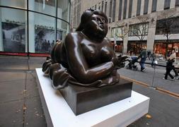 La escultura 'Mujer fumando' de Botero se ha vendido por ms de un milln de dlares