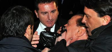 Berlusconi, golpeado por un ciudadano exaltado tras un tenso mitin en Miln