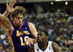 Gasol y Bryant no brillan pero vencen