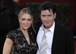 La mujer de Charlie Sheen denunci que el actor la amenazaba con un cuchillo