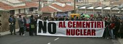 Miles de personas protestan en Asc contra el almacn nuclear