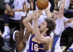 Gasol y Bryant se exhiben en Washington