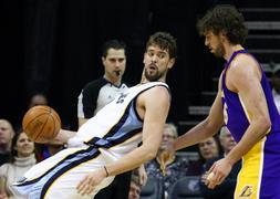 Pau vence a Marc Gasol gracias a la estelar actuacin de Kobe Bryant