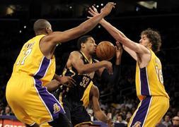 Los Lakers arrasan a los Pacers con una gran defensa