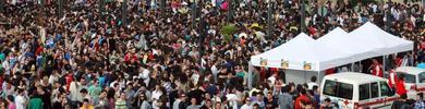 Unos 10.000 jvenes celebran un macrobotelln en Granada