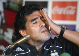 Operan a Maradona tras ser mordido en la cara por uno de sus perros