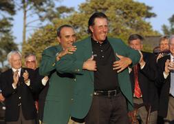 Phil Mickelson se enfunda su tercera chaqueta verde con Tiger Woods a cinco golpes