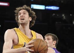 Pau Gasol domina el duelo californiano entre los Lakers y los Kings