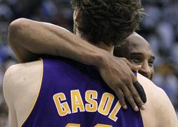 Los Lakers acarician la final de la Conferencia Oeste gracias al trabajo de Bryant y Gasol