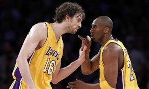 Los Lakers se colocan a un paso de la final gracias a una canasta sobre la bocina de Artest