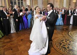 Victoria de Suecia y Daniel Westling bailan hasta el amanecer