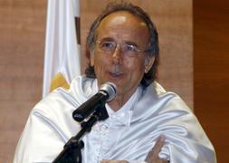 Serrat recibe un honoris causa que reconoce el oficio de escribidor y cantor de canciones populares