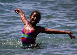 Sasha Obama disfruta bandose en el mar con unas amigas