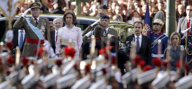 Abucheos y gritos de Zapatero dimisin en el tradicional desfile las Fuerzas Armadas