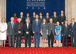 El Prncipe entrega la insignia de los premios a todos los galardonados