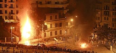 Los partidarios de Hosni Mubarak vuelven a abrir fuego contra los opositores en el centro de El Cairo