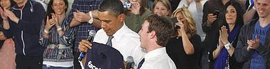 Zuckerberg le regala la sudadera de Facebook a Obama