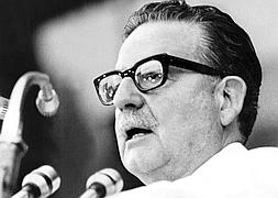 Exhuman los restos de Salvador Allende 37 aos despus