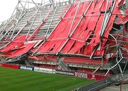 Un muerto y catorce heridos en el derrumbe del estadio del Twente