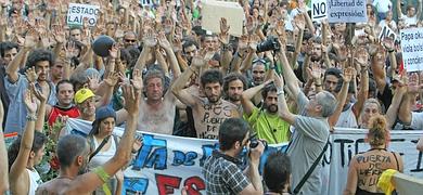 El cordn policial frena la entrada de los 'indignados' a Sol