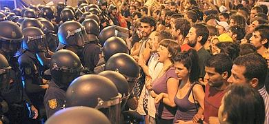 El cordn policial frena la entrada de los 'indignados' a Sol